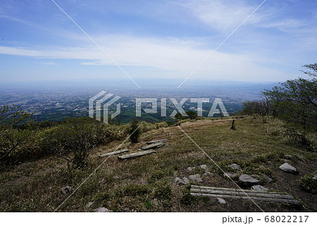 群馬県赤城山 鍋割山南登山口(相吉林道登山口)から登る鍋割山の山頂から前橋方面 群馬県赤城山 鍋割山南登山口(相吉林道登山口)から登る鍋割山の山頂から前橋方面 68022217
