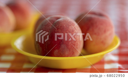 高級フルーツである桃 68022950