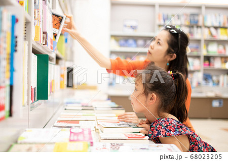 本を選ぶ親子 68023205