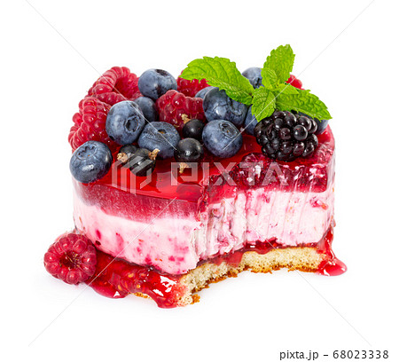 Cheesecake with fresh berries, mint and jelly  68023338