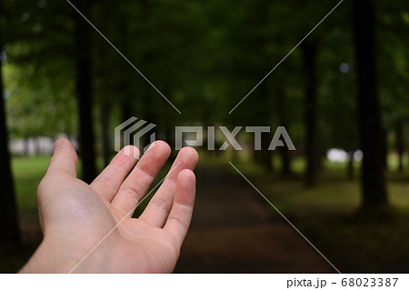 暗く落ち込んでいる人を前に手を差し伸べる 68023387