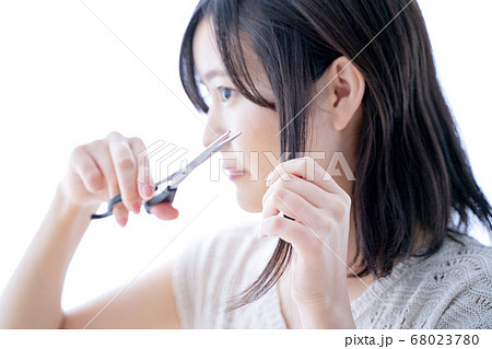 自分で髪を切る女性の写真素材