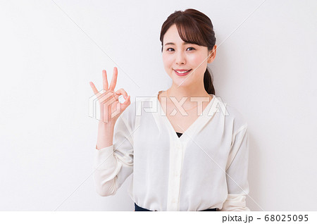 オフィスで働くビジネスウーマン　OKサイン 68025095