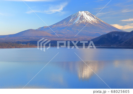 【山梨県】 逆さ富士 （本栖湖） 68025605