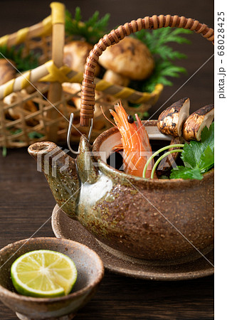 松茸の土瓶蒸し 68028425