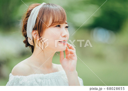 緑の中にいる女性 緑の中にいる女性 68028655