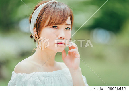 緑の中にいる女性 緑の中にいる女性 68028656