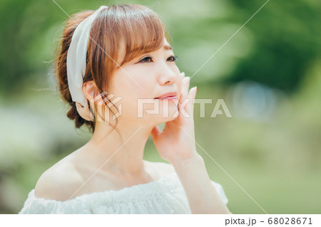 緑の中にいる女性 緑の中にいる女性 68028671