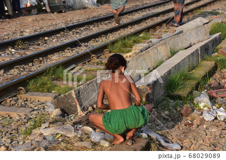 バングラデシュの首都のダッカ　線路に捨てられたゴミを集める少女 68029089