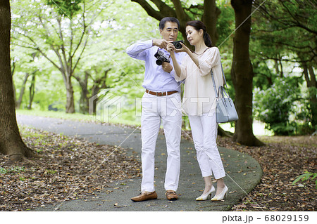 シニア夫婦の旅行　楽しそうな写真撮影 68029159