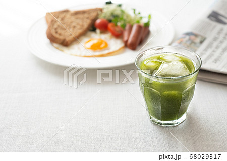 冷たい青汁と朝食 冷たい青汁と朝食 68029317