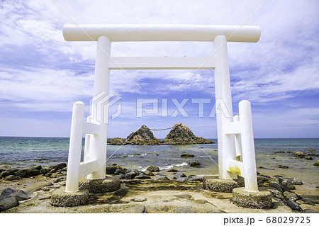 福岡県 糸島市 二見ヶ浦の白い鳥居と夫婦岩の写真素材