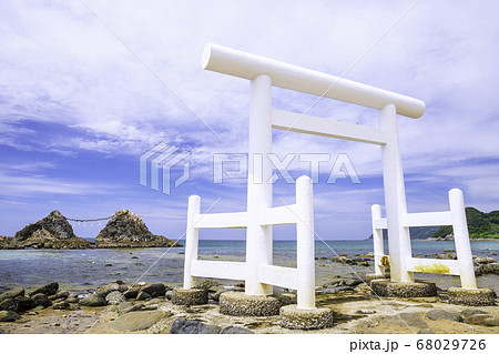 福岡県 糸島市 二見ヶ浦の白い鳥居と夫婦岩の写真素材 [68029726] - PIXTA