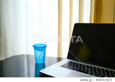 ノートパソコンと炭酸ジュース ノートパソコンと炭酸ジュース 68031925