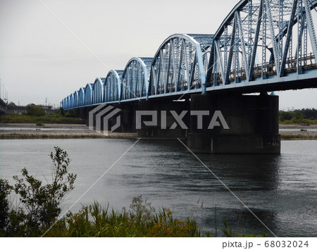 大きな川に架かる水色の道路橋 大きな川に架かる水色の道路橋 68032024