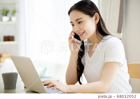 自宅でパソコンを操作する若い女性　テレワークイメージ 68032052