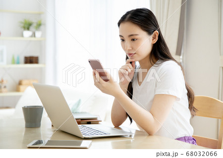 自宅でパソコンを操作する若い女性　テレワークイメージ 68032066