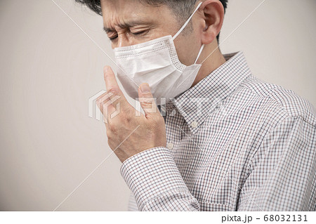 体調不良の男性 68032131