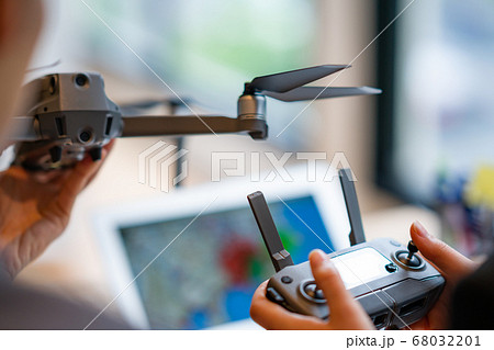 ドローン ビジネス スーツ オフィス  男女  2人 正面 飛行中 商談 挨拶 空撮 午前 明るい  68032201