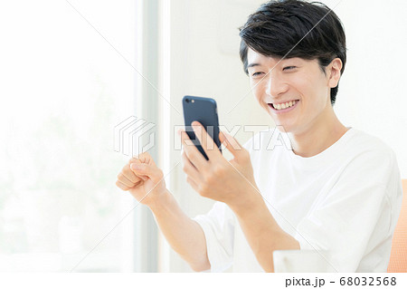 スマホでコミュニケーションする男性 68032568