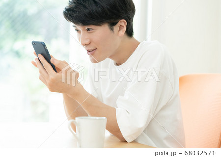 スマホでコミュニケーションする男性 スマホでコミュニケーションする男性 68032571