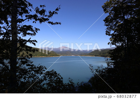 北海道　東川　忠別ダムから望む大雪山旭岳 68032877