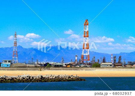 四日市市、工場施設が林立するコンビナートの風景 四日市市、工場施設が林立するコンビナートの風景 68032937
