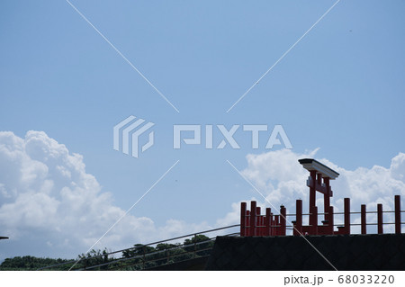 射楯兵主神社(釜蓋神社)の鳥居と大空 射楯兵主神社(釜蓋神社)の鳥居と大空 68033220