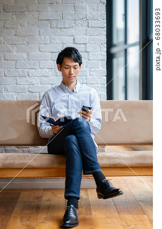 1人　ファッション　美容　ライフスタイル　男性　男　インテリア デザイン 部屋 白 自然光 靴 シュ 68033693