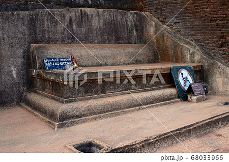 王のプール脇にある玉座 シギリアロック 王のプール脇にある玉座 シギリアロック 68033966