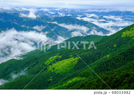 雲湧く新緑の山並み（奈良県吉野郡黒滝村） 68033982