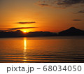 水面に映る初日の出 68034050