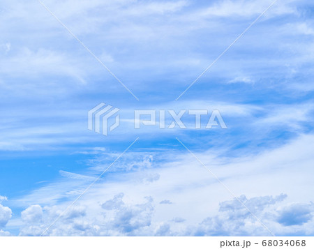 青空と雲の風景 雲の比率高め 青空と雲の風景 雲の比率高め 68034068