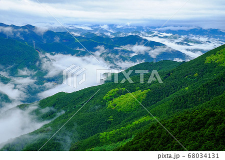 雲湧く新緑の山並み（奈良県吉野郡黒滝村） 68034131