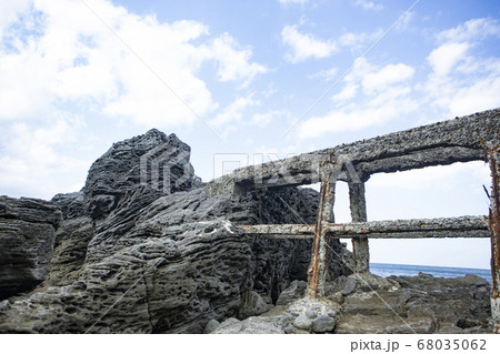 神津島名組湾に残るトロッコ跡 68035062