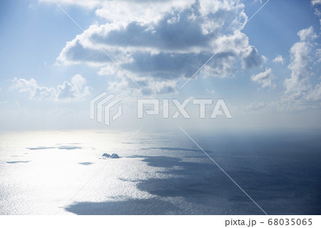 神津島天上山から見る太平洋の水平線 雲の影が映る海の写真素材