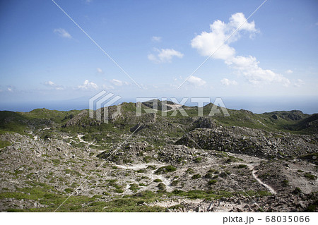 天上山山頂と海の向こうに見える三宅島と御蔵島 天上山山頂と海の向こうに見える三宅島と御蔵島 68035066