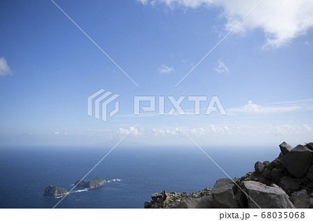 天上山から見る三宅島と御蔵島、青空と白い雲 天上山から見る三宅島と御蔵島、青空と白い雲 68035068