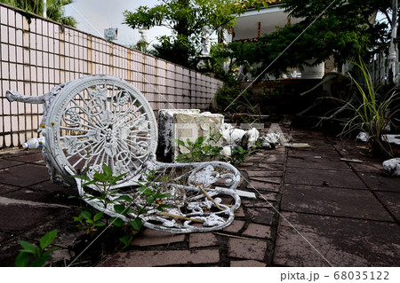 結婚式場の廃墟 68035122