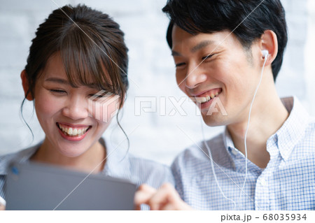 2人　ファッション　休日　ライフスタイル　男性　女性　インテリア デザイン 新婚　スイーツ　スマホ 68035934