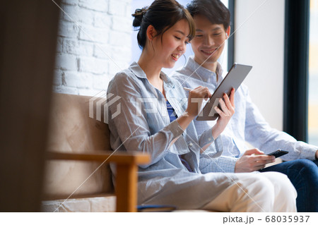 2人　ファッション　休日　ライフスタイル　男性　女性　インテリア デザイン 新婚　スイーツ　スマホ 68035937