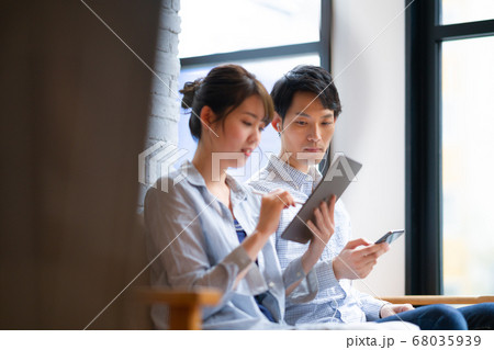 2人　ファッション　休日　ライフスタイル　男性　女性　インテリア デザイン 新婚　スイーツ　スマホ 68035939