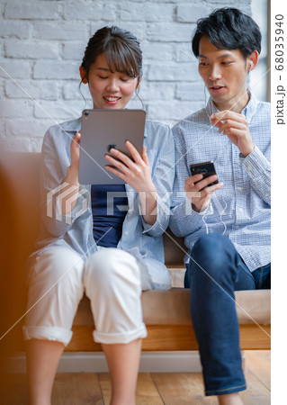 2人　ファッション　休日　ライフスタイル　男性　女性　インテリア デザイン 新婚　スイーツ　スマホ 68035940