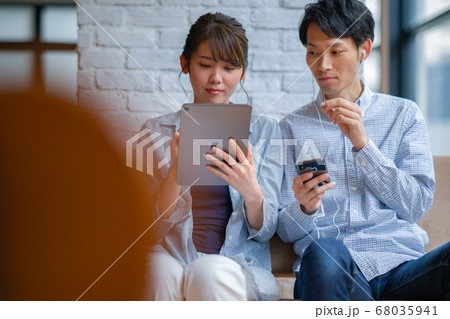 2人　ファッション　休日　ライフスタイル　男性　女性　インテリア デザイン 新婚　スイーツ　スマホ 68035941