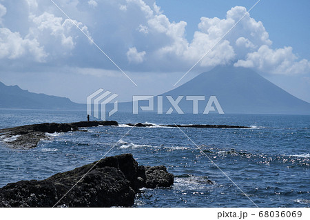 番所鼻公園から見た海の向こうに見える開聞岳 68036069
