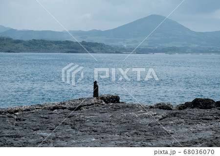 番所鼻公園の溶岩の上から見た山の風景 68036070