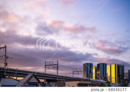 マジックアワー夕暮れ時のしながわ中央公園からの新幹線と高層マンション2 マジックアワー夕暮れ時のしながわ中央公園からの新幹線と高層マンション2 68036177