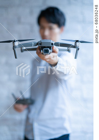 ドローン ビジネス カジュアル オフィス 男性 1人 商談 空撮 窓際 手元 操作 趣味 飛行機 ドローン ビジネス カジュアル オフィス 男性 1人 商談 空撮 窓際 手元 操作 趣味 飛行機 68036248