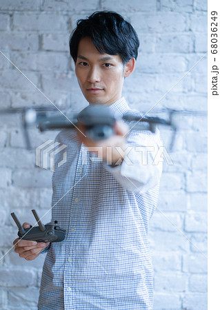 ドローン ビジネス カジュアル オフィス 男性 1人 商談 空撮 窓際 手元 操作 趣味 飛行機 ドローン ビジネス カジュアル オフィス 男性 1人 商談 空撮 窓際 手元 操作 趣味 飛行機 68036249