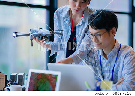 ドローン ビジネス カジュアル オフィス 男性 女性 2人 商談 空撮 窓際 手元 操作 趣味 飛 ドローン ビジネス カジュアル オフィス 男性 女性 2人 商談 空撮 窓際 手元 操作 趣味 飛 68037216